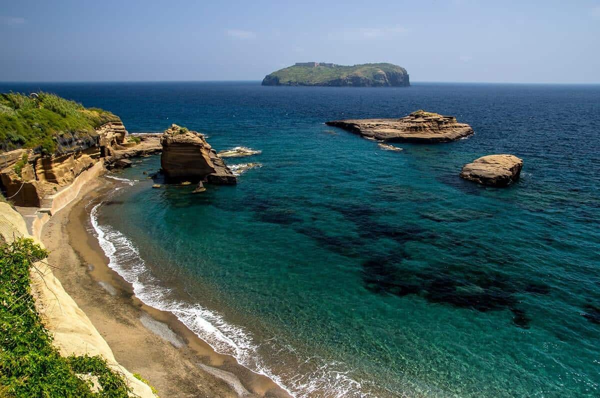 Cala Nave A Ventotene Cosa Vedere Cosa Fare E Come Si Arriva