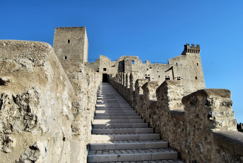 castello medievale Itri guida viaggio