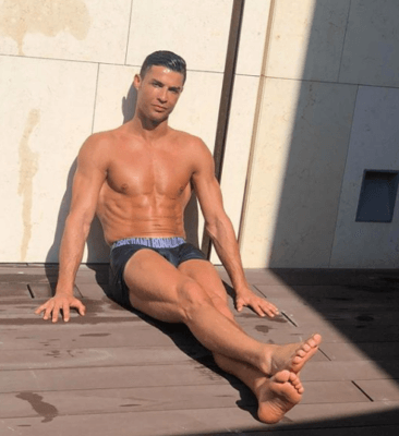 cristiano ronaldo con i piedi in vista