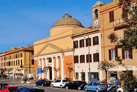 lungomare e centro città fiumicino